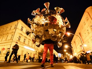 Mu pevleen za koronavirus pi protestu v Praze.