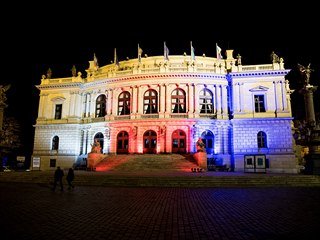 Rudolfinum v nrodnch barvch.