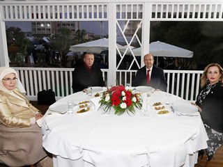 Tureck prezident Tayyip Erdogan (uprosted, vlevo) a prezident Severnho Kypru...
