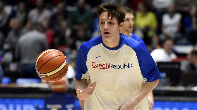 Basketbalista Vít Krejí se rozcviuje 21. února 2019 v Pardubicích ped...