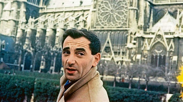 ansoniér. Charles Aznavour (19242018), syn benc z Arménie, provede diváky...