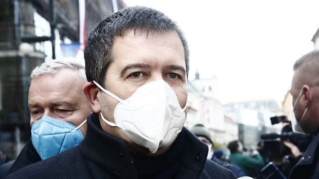 Jan Hamá�ek p�i�el také k památníku na Národní t�ídu.