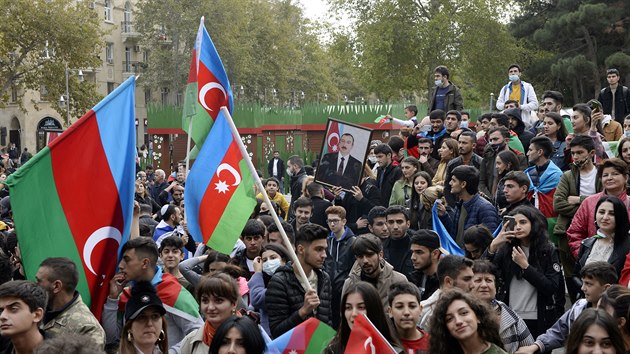 Lidé v Ázerbajdánu slaví dohodu o Náhorním Karabachu.