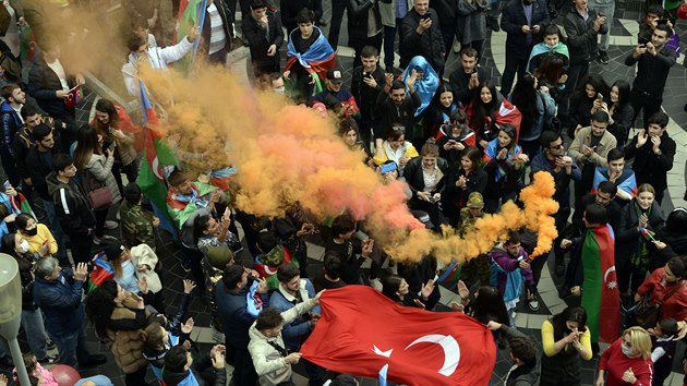 Lidé v Ázerbajdánu slaví dohodu o Náhorním Karabachu.