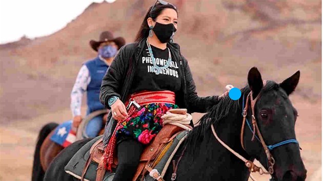 Arizonský indiánksý kmen Navahů na cestě k volbám.