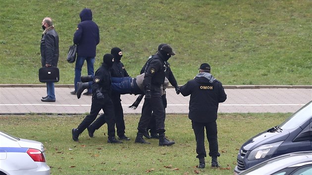 Blorusk policie zadruje astnky protireimnch protest v Minsku.
