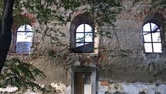 Bo�ní st�na kostela v Poho�í na �umav� na za�átku podzimu 2020