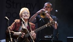 Dagmar Vo�ková na koncert� Strun podzimu 2018 (v pozadí Oskar Török)