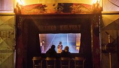 Výdejní okénko kultury, za kterým stojí soubor Cirk La Putyka.