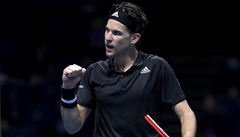 Dominic Thiem slaví vítzství na Turnaji mistr nad Rafaelem Nadalem.