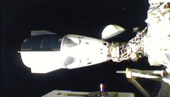 Snímek zachycuje ukotvení vesmírné lodi Crew Dragon.
