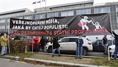 P�ed hlavním vchodem do budovy �eské televize v Praze 17. listopadu 2020...