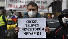 P�ed hlavním vchodem do budovy �eské televize v Praze 17. listopadu 2020...