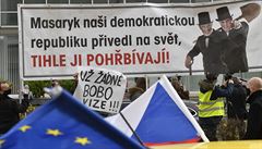 P�ed hlavním vchodem do budovy �eské televize v Praze 17. listopadu 2020...