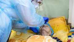 Domovy pro seniory obdrely rychlotesty na koronavirus a okamit zaaly s...