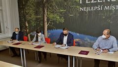 Podpis koaliní smlouvy po krajských volbách 2020 - zleva Pavel íek (STAN),...