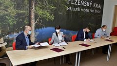 Podpis koaliní smlouvy po krajských volbách 2020 - zleva PAvel íek (STAN),...