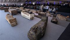 Egypt�tí archeologové p�edstavili nález stovky sarkofág� starých zhruba 2500...