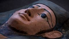 Egypt�tí archeologové p�edstavili nález stovky sarkofág� starých zhruba 2500...