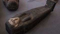 Egypt�tí archeologové p�edstavili nález stovky sarkofág� starých zhruba 2500...