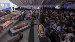 Egypt�tí archeologové p�edstavili nález stovky sarkofág� starých zhruba 2500...