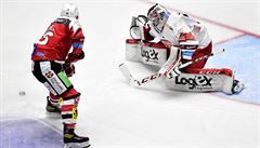 Matj Blümel z Pardubic a branká Hradce Králové tpán Luke.