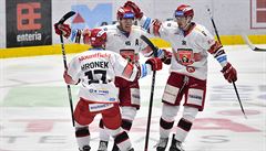 Zleva Filip Hronek, autor gólu Filip Pavlík a Jakub Orsava z Hradce Králové se...