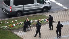 Běloruská policie přistupuje k muži na vozíčkovém křesle během nedělního...
