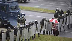 Lidi, kteří vyšli do ulic v mnoha běloruských městech, včetně Minsku a Brestu,...