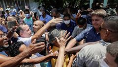 Brazilský prezident Jair Bolsonaro obklopen svými píznivci zatímco opoutí...
