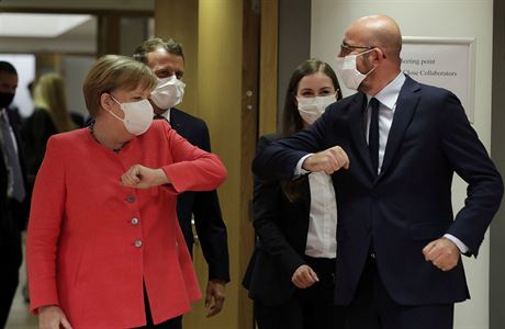 Podání ruky bojuje o přežití. Gesto používané po tisíciletí střídá kvůli covidu trapné přešlapování a nervozita