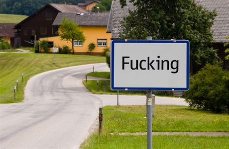 Rakouská víska Fucking se po letech sporů rozhodla změnit název. Obyvatele unavoval zájmem vtipálků i turistů