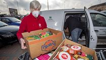 Na snímku pracovnice charity Dana Hanovcová nakládá darované potraviny k...