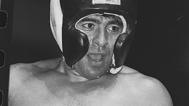 Diego Maradona v boxerském.