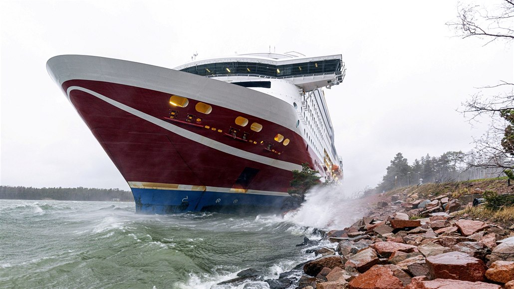 Trajekt Viking Grace najel na mlinu u Alandských ostrov.