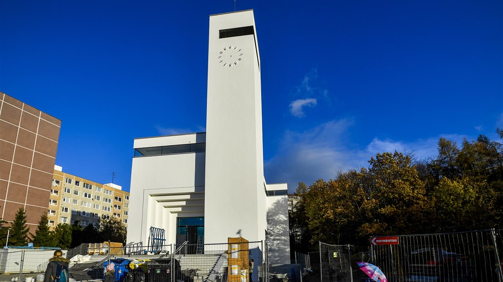 Dokončovaná stavba kostela Krista Spasitele v Grussově ulici na pražském...