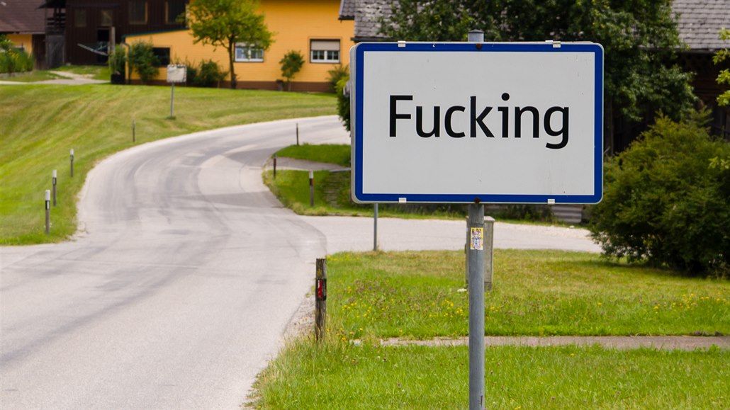 Po letech spor se obyvatelé rakouské osady Fucking rozhodli, e zmní její...