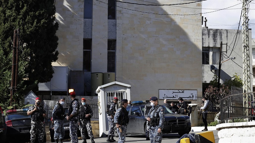 Ozbrojení policisté v Libanonu hlídají vznici, odkud se podailo uprchnout 15...