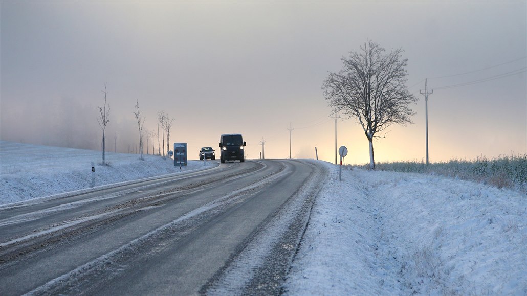 Zasnená a zledovatlá silnice v obci Vyskytná na Vysoin.