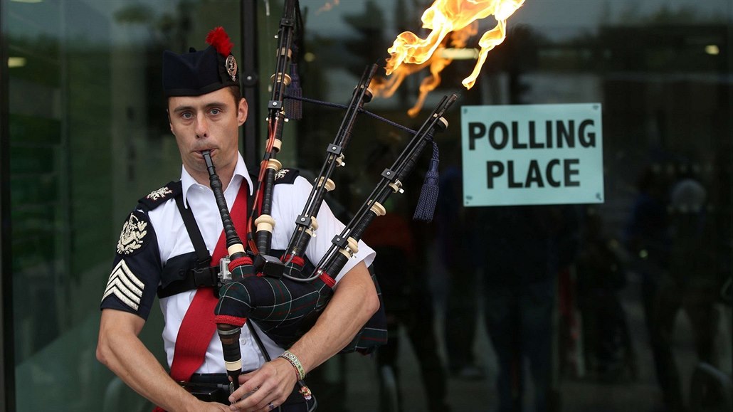 Dudák ped volební místností v Edinburghu pi posledním referendu o odtrení...
