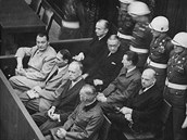 Norimberský proces. Hess sedí v první lavici (druhý zleva)