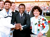 Pelé, italský kapitán Alessandro Altobelli a argentinský kapitán Diego Maradon)