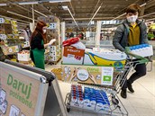 Dobrovolníci nakládají 21. listopadu 2020 k odvozu v hypermarketu Globus v Ústí...