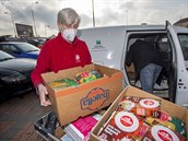 Na snímku pracovnice charity Dana Hanovcová nakládá darované potraviny k...