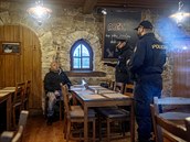 Všechny návštěvníky restaurace police legitimovala, jednání dalších přítomných...