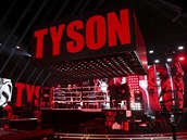 Mike Tyson pichází do ringu exhibiního zápasu, který se odehrál v Los Angeles.
