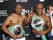Oba boxei Roy Jones vlevo a Mike Tyson po sobotní remíze v ezhibiním zápase.