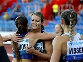 eská atletka v objetí nizozemské konkurentky Dafne Schippersové.
