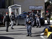 Ozbrojení policisté v Libanonu hlídají vznici, odkud se podailo uprchnout 69...