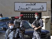 Ozbrojení policisté v Libanonu hlídají vznici, odkud se podailo uprchnout 15...